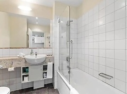 Stunning Studio W Balcony - Gym, Pool And Parking!