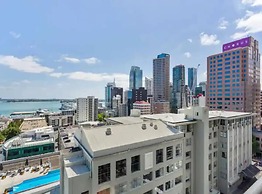 Stunning Studio W Balcony - Gym, Pool And Parking!