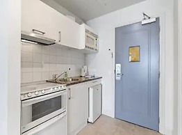 Stunning Studio W Balcony - Gym, Pool And Parking!