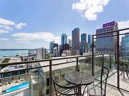 Stunning Studio W Balcony - Gym, Pool And Parking!