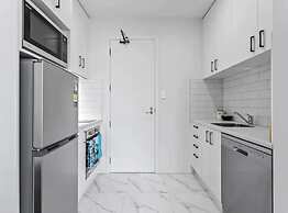 Stunning Sky Tower View Studio Pool And Gym!