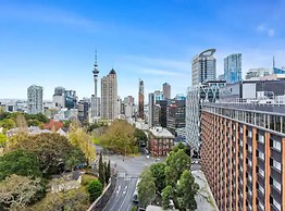 Stunning Sky Tower View Studio Pool And Gym!