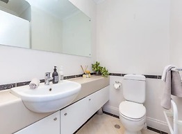 Gorgeous  Apartment With Nice View, Pool & Gym!