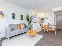 Gorgeous  Apartment With Nice View, Pool & Gym!