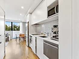 Convenient Modern 2-Bedroom Unit With Free Parking