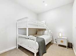 Convenient Modern 2-Bedroom Unit With Free Parking