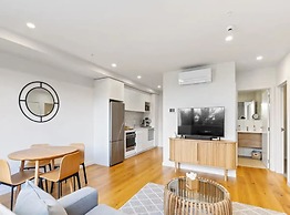Convenient Modern 2-Bedroom Unit With Free Parking