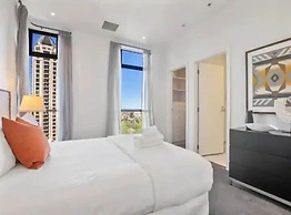 Penthouse Sophistication On Queen Street