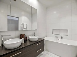 Penthouse Sophistication On Queen Street