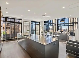 Penthouse Sophistication On Queen Street