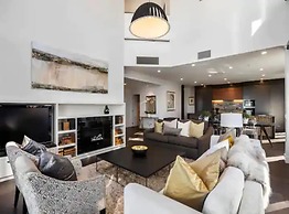 Penthouse Sophistication On Queen Street