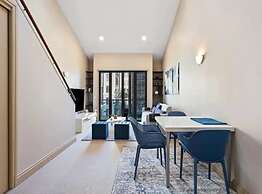 Viaduct Duplex - Free Parking, Best Location!