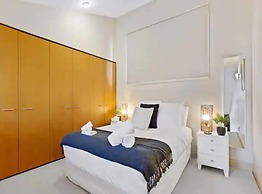 Viaduct Duplex - Free Parking, Best Location!