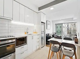 Central Modern Apartment With Remote Working Space