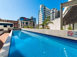 Luxury 2BR Apt in CBD – Pool, Gym, Prime Spot