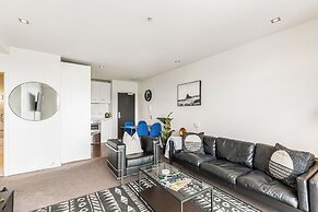 Luxury 2BR Apt in CBD – Pool, Gym, Prime Spot