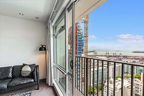 Luxury 2BR Apt in CBD – Pool, Gym, Prime Spot