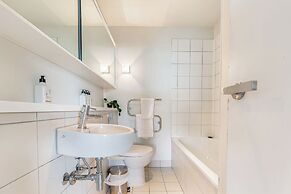 Luxury 2BR Apt in CBD – Pool, Gym, Prime Spot