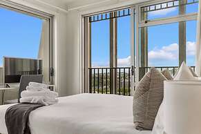 Luxury 2BR Apt in CBD – Pool, Gym, Prime Spot