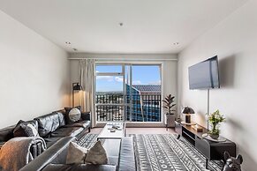 Luxury 2BR Apt in CBD – Pool, Gym, Prime Spot