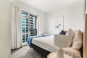 Luxury 2BR Apt in CBD – Pool, Gym, Prime Spot