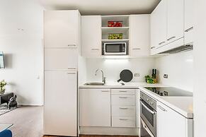 Luxury 2BR Apt in CBD – Pool, Gym, Prime Spot