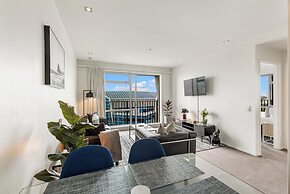 Luxury 2BR Apt in CBD – Pool, Gym, Prime Spot