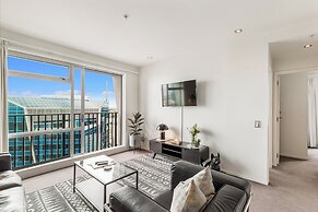 Luxury 2BR Apt in CBD – Pool, Gym, Prime Spot