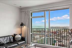 Luxury 2BR Apt in CBD – Pool, Gym, Prime Spot