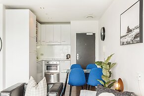 Luxury 2BR Apt in CBD – Pool, Gym, Prime Spot