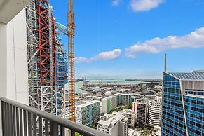 Luxury 2BR Apt in CBD – Pool, Gym, Prime Spot