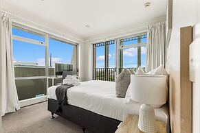 Luxury 2BR Apt in CBD – Pool, Gym, Prime Spot