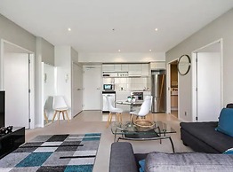 Beautiful Two Bedroom - Pool, Gym & Free Parking!