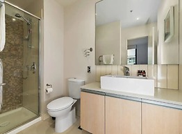 Beautiful Two Bedroom - Pool, Gym & Free Parking!