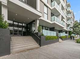 Beautiful Two Bedroom - Pool, Gym & Free Parking!