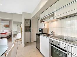 Beautiful Two Bedroom - Pool, Gym & Free Parking!