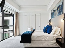 Spacious Apartment On Akl Viaduct With Balcony!