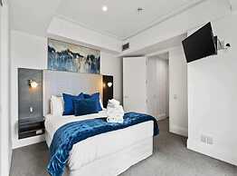 Spacious Apartment On Akl Viaduct With Balcony!