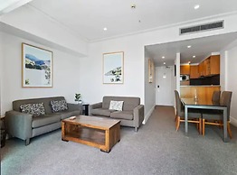Spacious Apartment On Akl Viaduct With Balcony!
