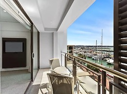 Spacious Apartment On Akl Viaduct With Balcony!