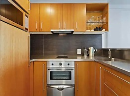 Spacious Apartment On Akl Viaduct With Balcony!