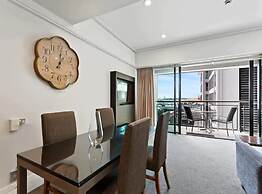 Spacious Apartment On Akl Viaduct With Balcony!
