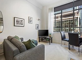Cosy Central Apartment - Charming Building