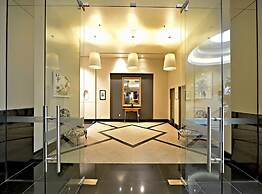 Spacious Retreat On Queen Street With Gym And Pool