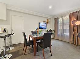 Spacious Retreat On Queen Street With Gym And Pool