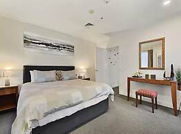 Spacious Retreat On Queen Street With Gym And Pool