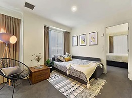 Spacious Retreat On Queen Street With Gym And Pool