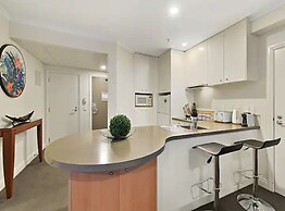 Spacious Retreat On Queen Street With Gym And Pool