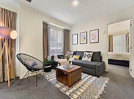 Spacious Retreat On Queen Street With Gym And Pool