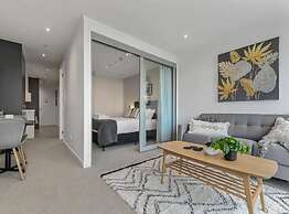 Beautifully Modern Brand New Central Apartment